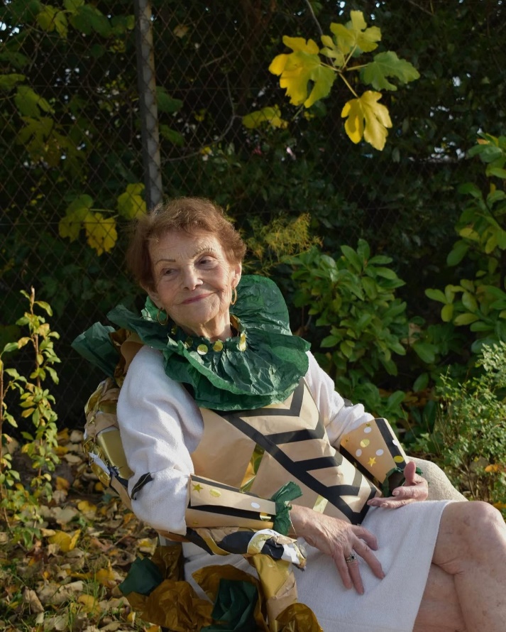 Photo d'une dame âgée avec un collier en feuilles
