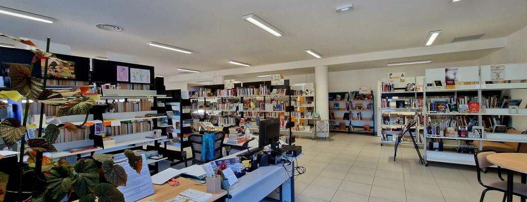 Accueil et rayonnage de la bibliothèque de Peynier