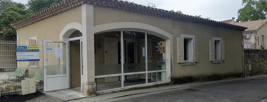 Entrée de la bibliothèque de Saint-Etienne-du-Grès
