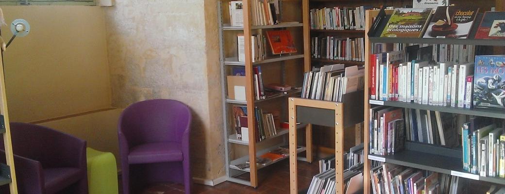 Coin lecture et romans de la bibliothèque de Peyrolles-en-Provence