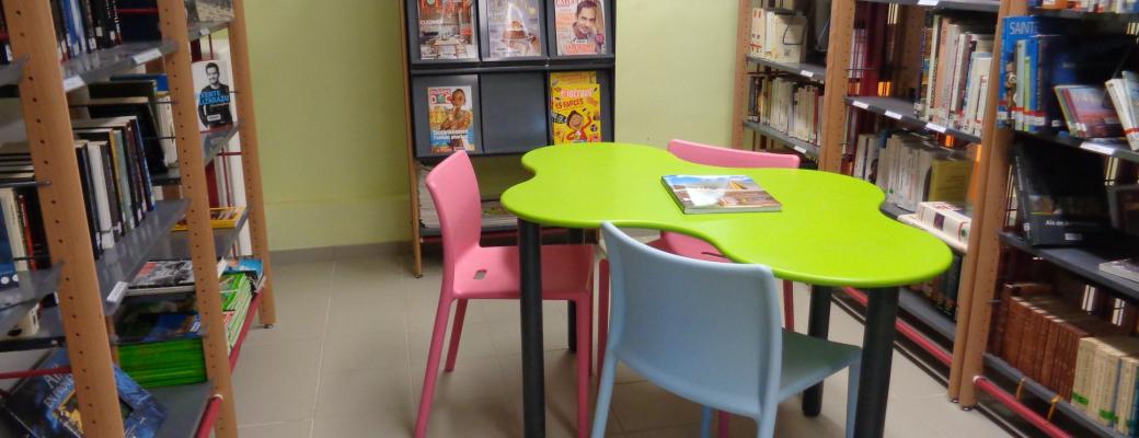 Coin lecture de la bibliothèque Saint Marc Jaumegarde