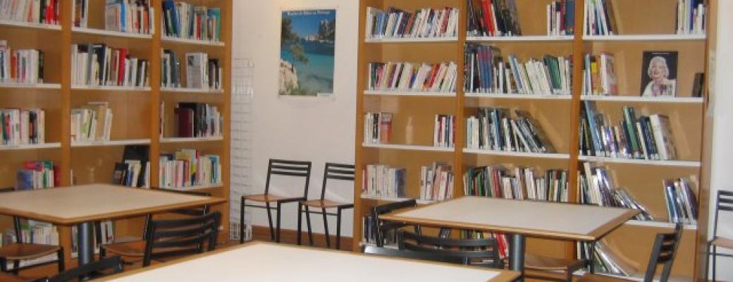 Coin travail de la bibliothèque Gréasque.