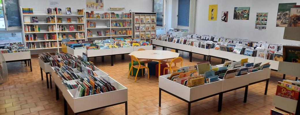 Espace albums et romans enfants de la médiathèque Plan de Cuques