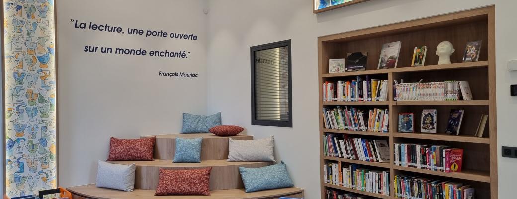 Espace détente de la bibliothèque de Mas blanc Des Alpilles