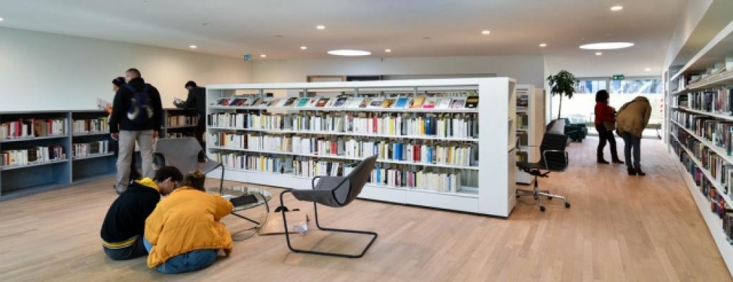Espace détente de la médiathèque Pierre Bottero