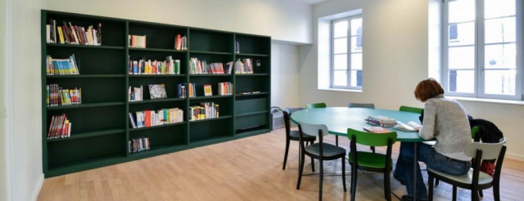 Espace travail de la médiathèque Pierre Bottero
