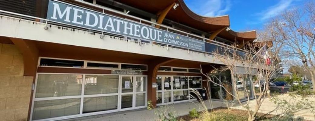 Entrée de la médiathèque Jean d'Ormesson