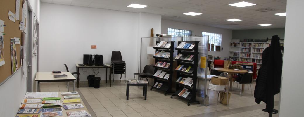 Rayonnage de la bibliothèque de Fontvieille