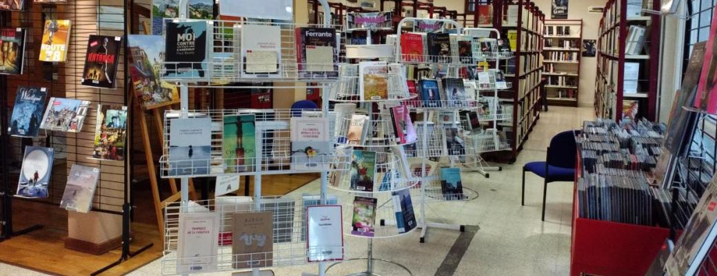 Rayonnage de la bibliothèque de Sausset-les-Pins