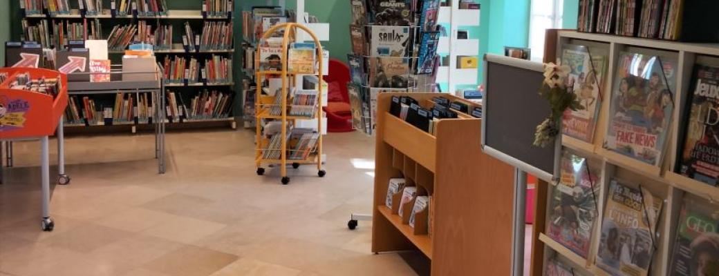 Rayonnage de la bibliothèque de Saint-Rémy-de-Provence