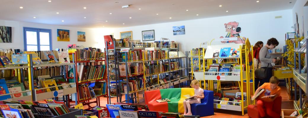 Différents rayonnage Bibliothèque de Ceyreste