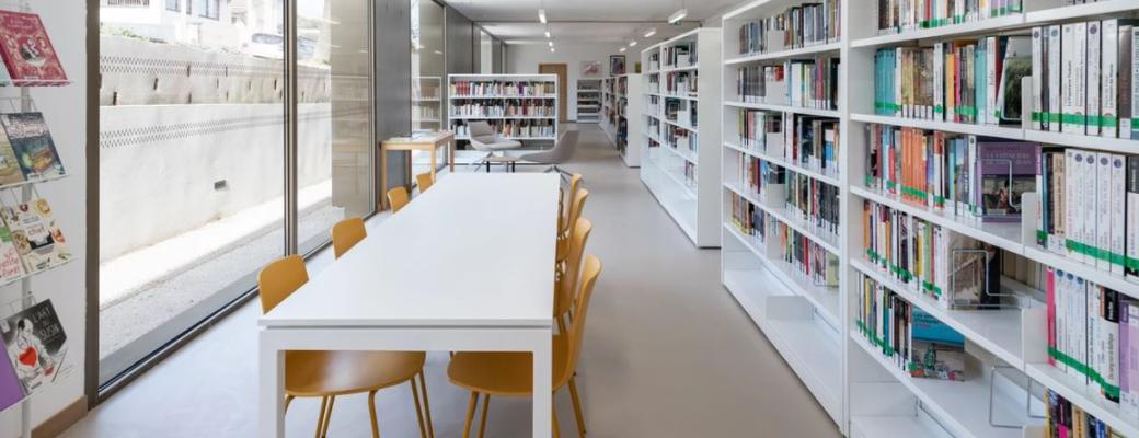 Romans et espace travail de la médiathèque de Saint Savournin
