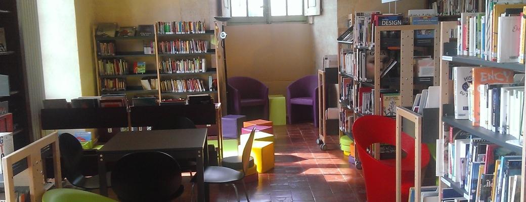 Vie d'ensemble de la bibliothèque de Peyrolles-en-Provence