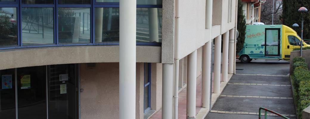 Entrée de la bibliothèque de Simiane-Collongue