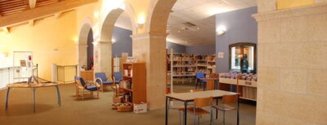 Intérieur de la médiathèque