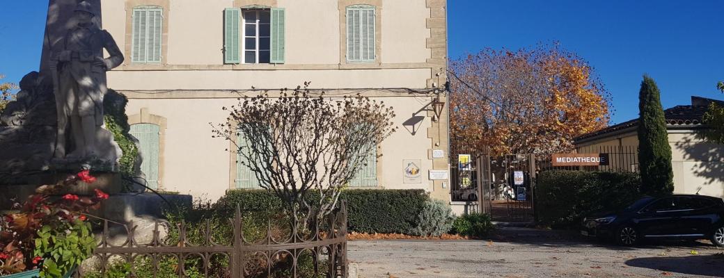 Médiathèque de Rognes côté place