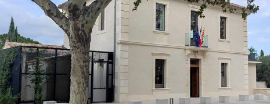 Entrée de la bibliothèque de Mas blanc Des Alpilles