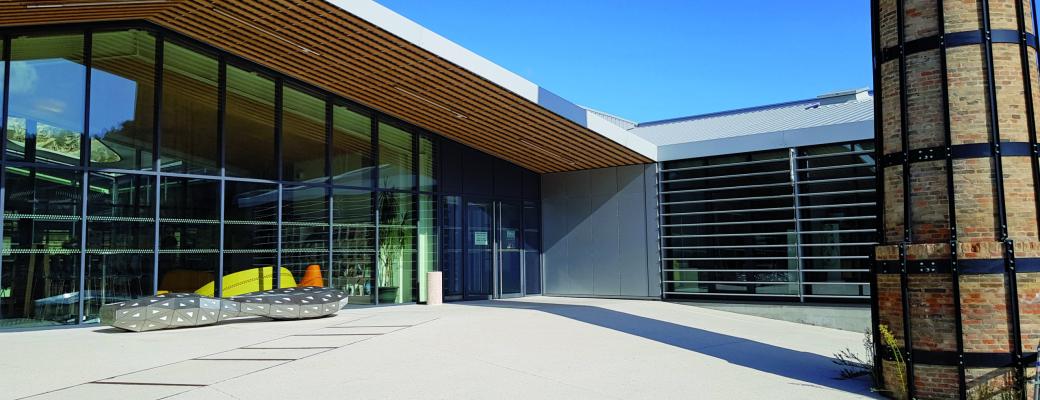 Entrée de la médiathèque Jorgi Reboul
