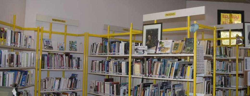Rayonnage de la bibliothèque municipale Marie Mauron