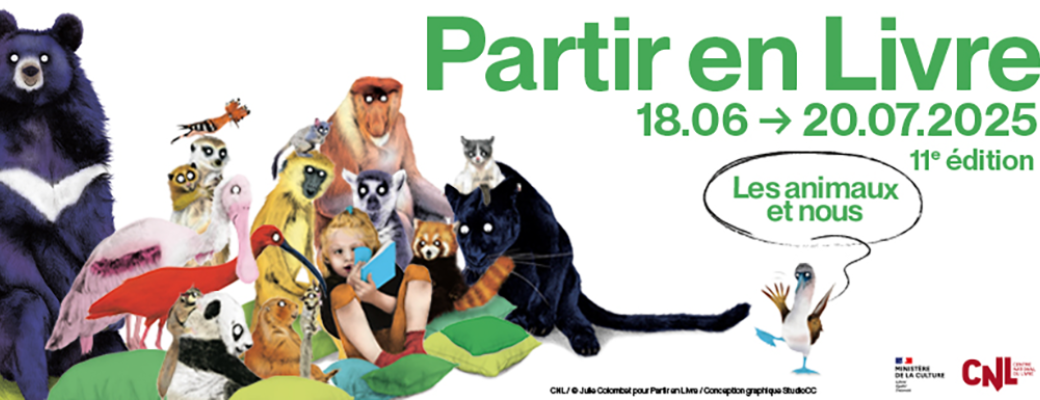Petite fille lisant entourée d'animaux