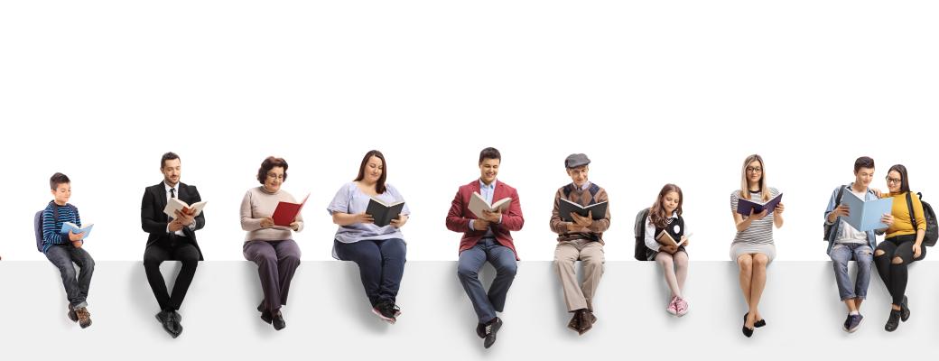 Des personnes assises lisent