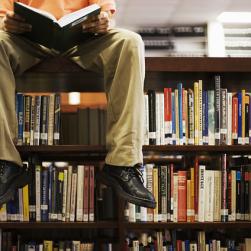 Photo d'un adulte qui lit