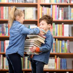 Photo de 2 jeunes dans une bibliothèque