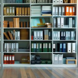 Photo d'une bibliothèque remplie des livres