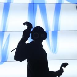 Photo d'un homme avec un casque VR