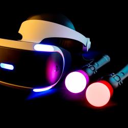 Photo d'un casque VR avec manettes rouges