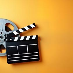 Photo d'un clap de film avec bande
