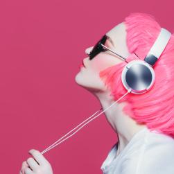 Photo d'une femme écoutant de la musique avec un casque