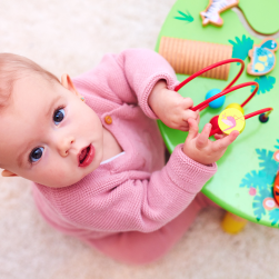 Photo d'un bébé qui joue