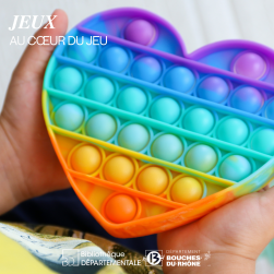 Jeu en forme de cœur multicolore