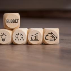 Photo de dés avec écrit Budget