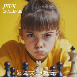 Petite fille jouant aux échecs