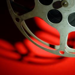 Pellicule de cinéma sur un sol rouge