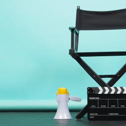 Photo d'un fauteuil, d'un clap et d'un haut parleur