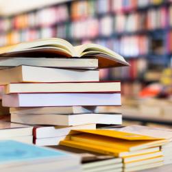 Photo d'une pile de livre dans une bibliothèque