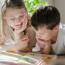 Deux enfants lisent
