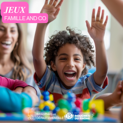 Enfant levant les mains au ciel de joie