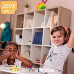 Petite fille contente et petite fille malheureuse