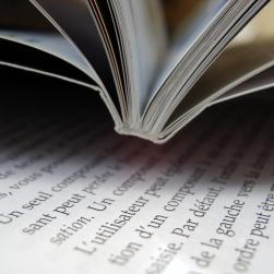 Livre ouvert en gros caractères