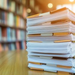 Photo d'une plie de documents dans une bibliothèque