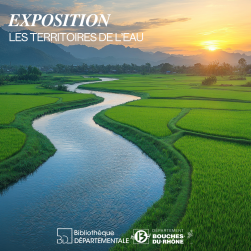 Photo d'un espace vert avec une rivière