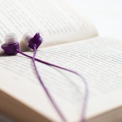 Livre ouvert avec des écouteurs