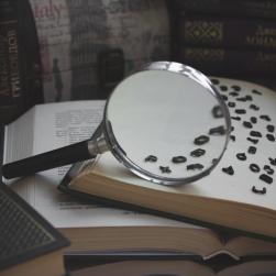 Livre en gros caractères avec une loupe
