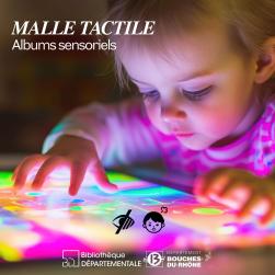 Photo d'une petite fille lisant un album sensoriel