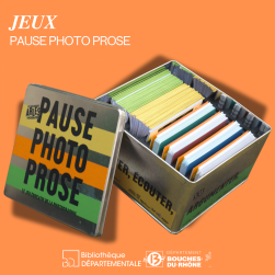 Boîte du jeu avec des cartes