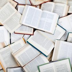 Photo de tas de livres ouverts